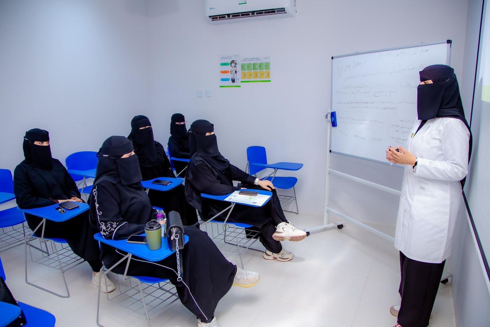 ٣٠٠ مستفيد من خدمات مركز تأهيل واختبار وتقييم العاملين في منشآت الغذاء والصحة