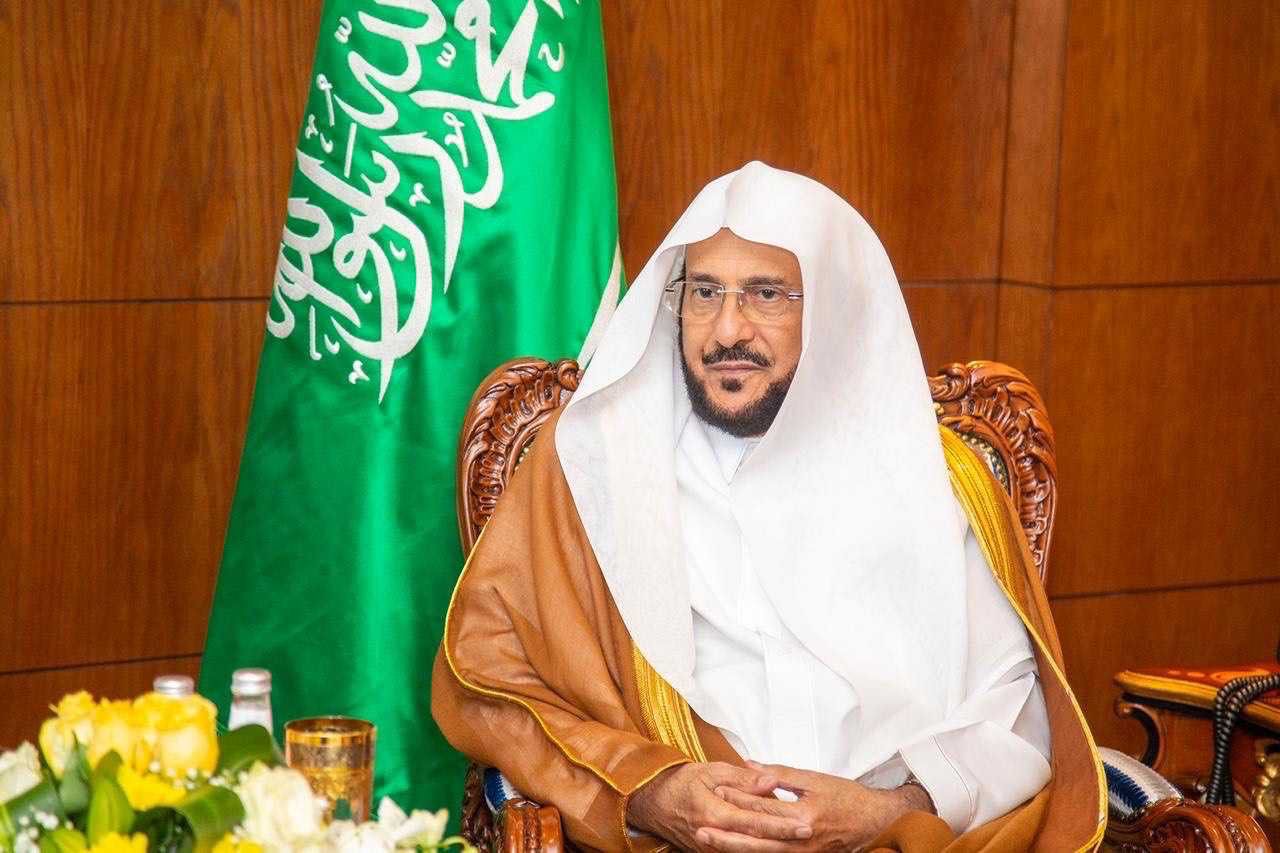 وزير الشؤون الإسلامية يوجّه بتخصيص خطبة الجمعة للحديث عن الضوابط الشرعية لاستخدام وسائل التواصل وتقنيات الذكاء الاصطناعي