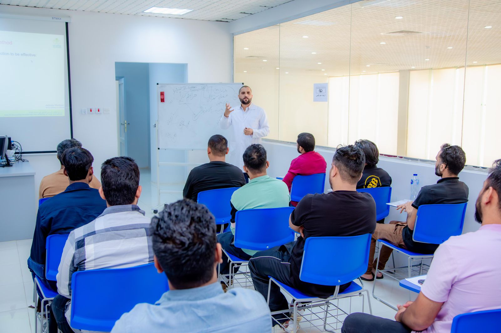 ٣٠٠ مستفيد من خدمات مركز تأهيل واختبار وتقييم العاملين في منشآت الغذاء والصحة