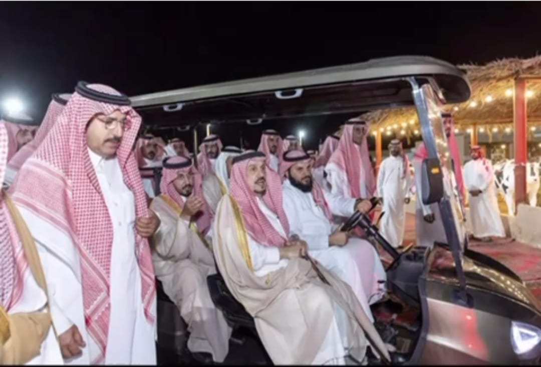 أمير الرياض ومحافظ الخرج يتجولان في  مهرجان الألبان والأغذية بمحافظة الخرج