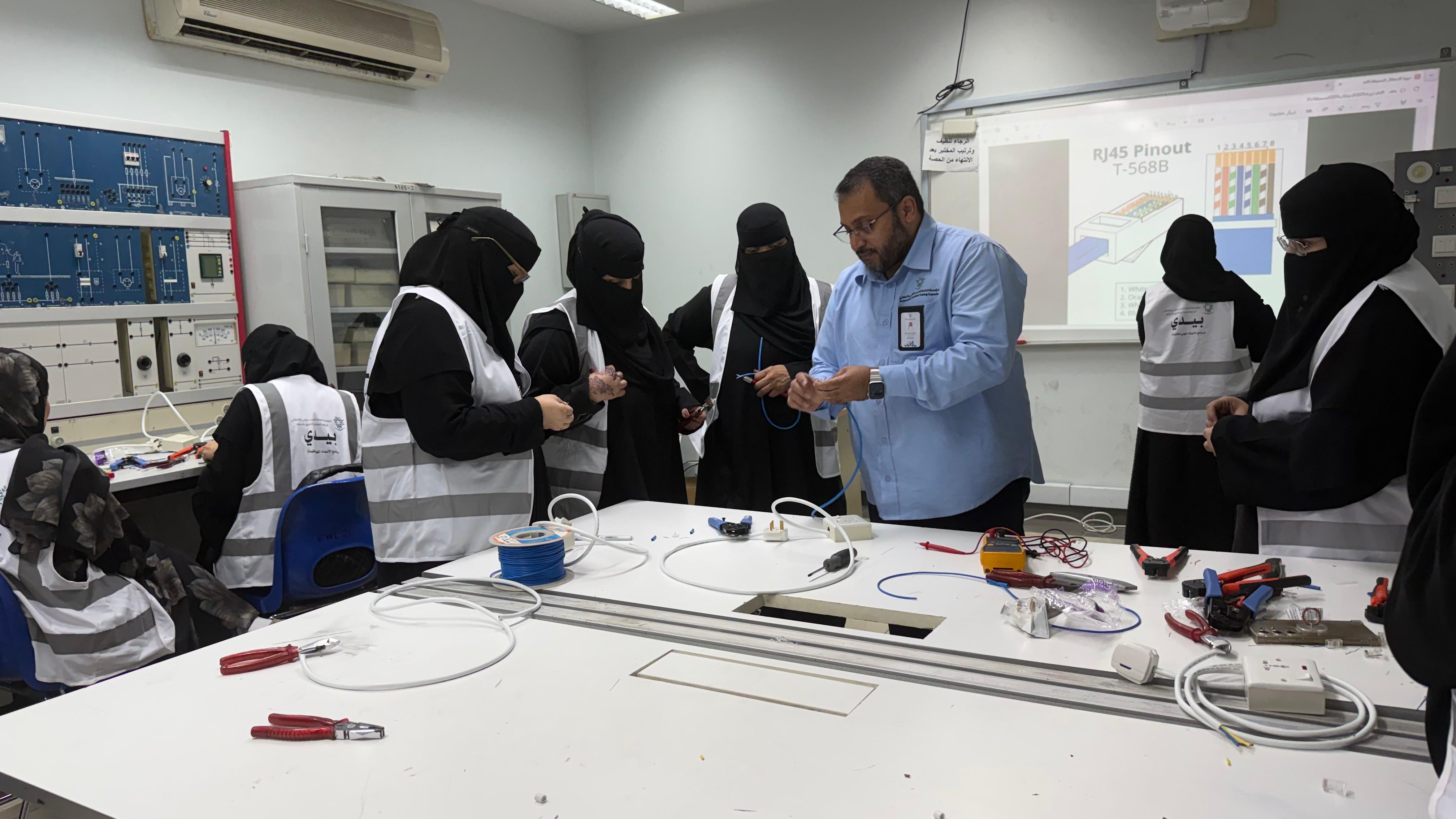بالشراكة المجتمعية.. «صناعي الدمام» يؤهل 80 فتاة في مجالات تقنية ومهنية