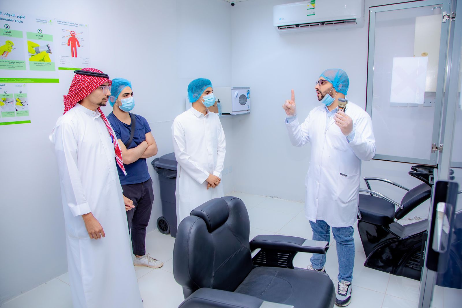 ٣٠٠ مستفيد من خدمات مركز تأهيل واختبار وتقييم العاملين في منشآت الغذاء والصحة
