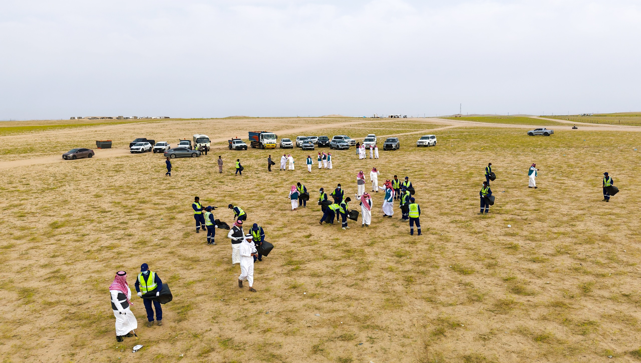 بلدية النعيرية تطلق مبادرة بيئية لتعزيز الوعي بنظافة المتنزهات البرية بمشاركة 70 متطوع