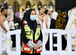 متطوعو الدفاع المدني يشاركون في خدمة ضيوف الرحمن ..