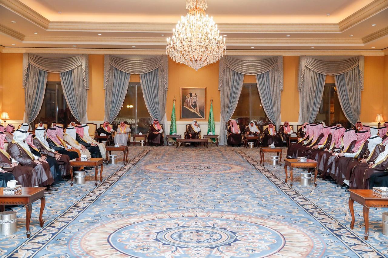 خلال استقباله المواطنين باللقاء الأسبوعي .. أمير تبوك المملكة أصبحت محط أنظار العالم بفضل رؤية  2030 