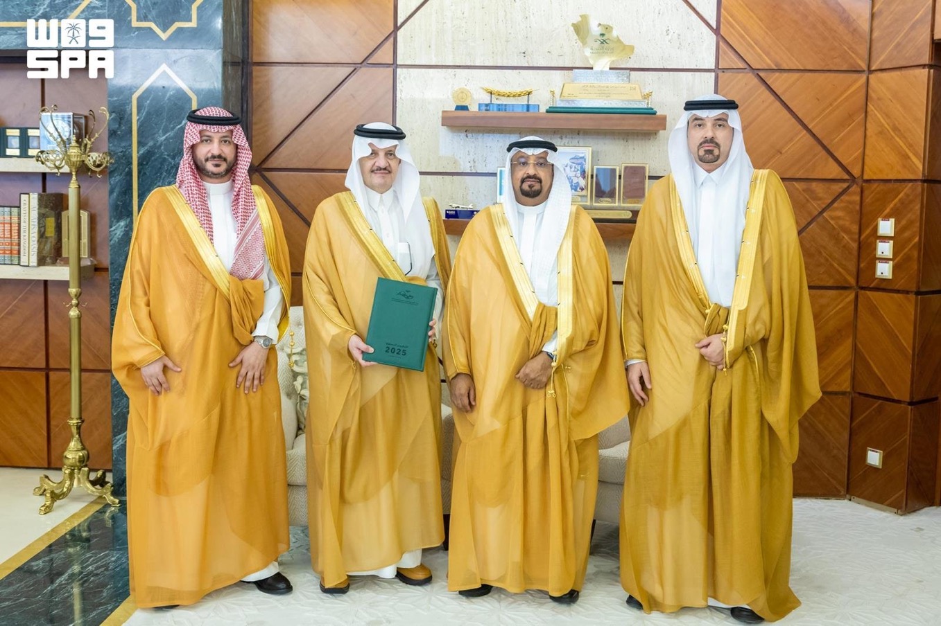 أمير المنطقة الشرقية يستقبل الرئيس التنفيذي لهيئة تطوير محمية الإمام عبدالعزيز بن محمد الملكية