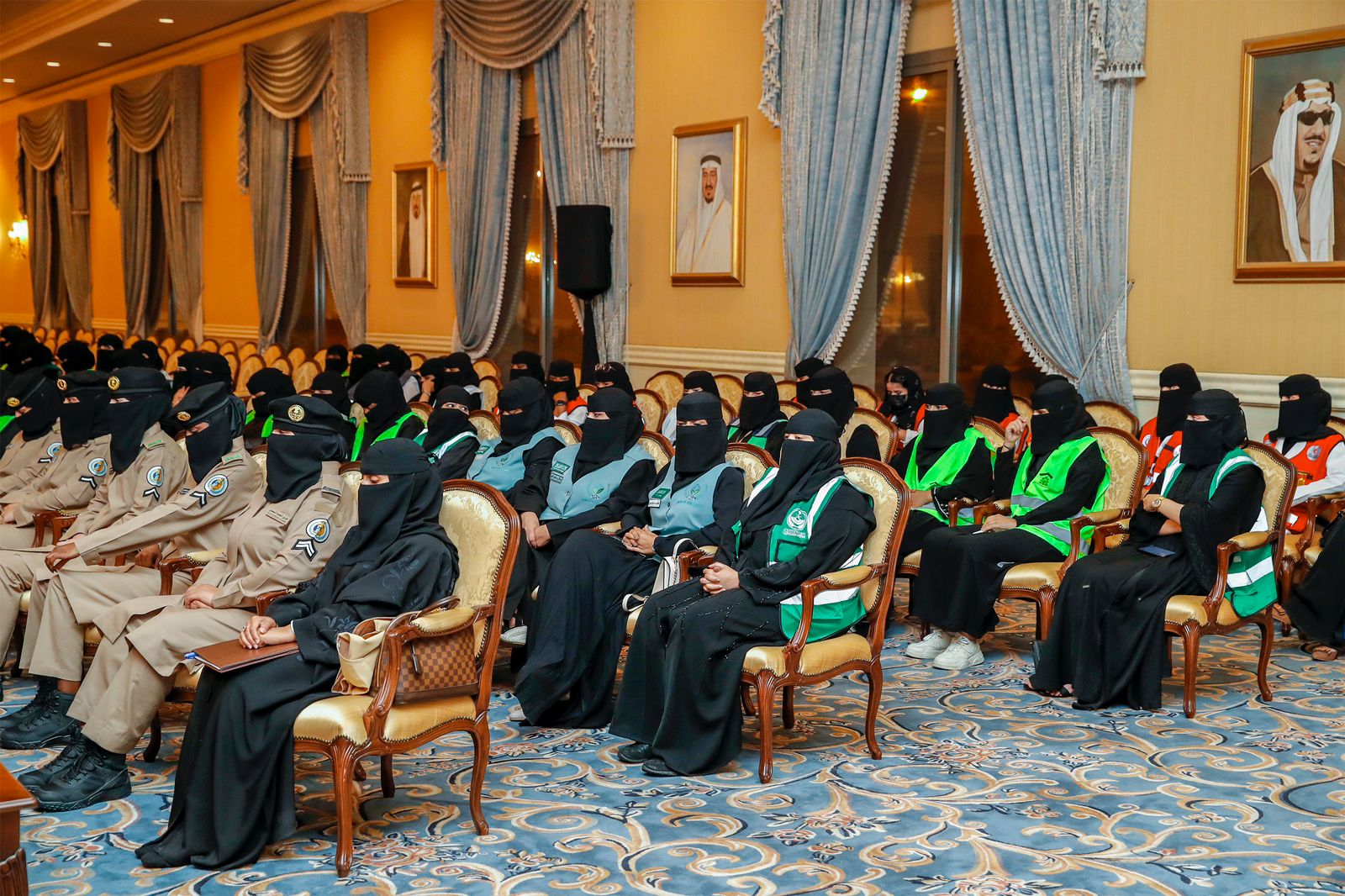 أمير تبوك يكرم العاملين بمنفذ حالة عمار بالحج 