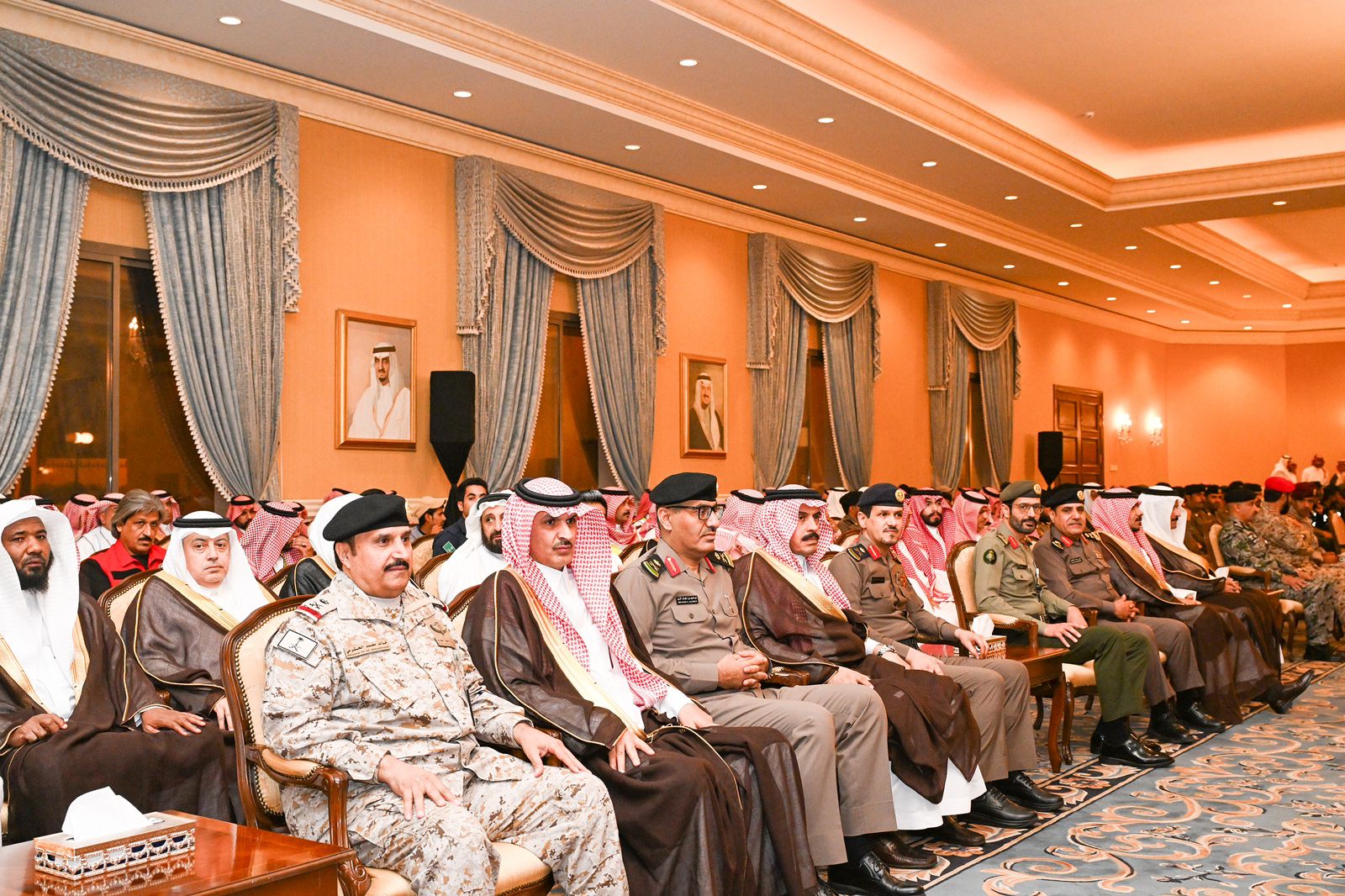 أمير تبوك يكرم العاملين بمنفذ حالة عمار بالحج 