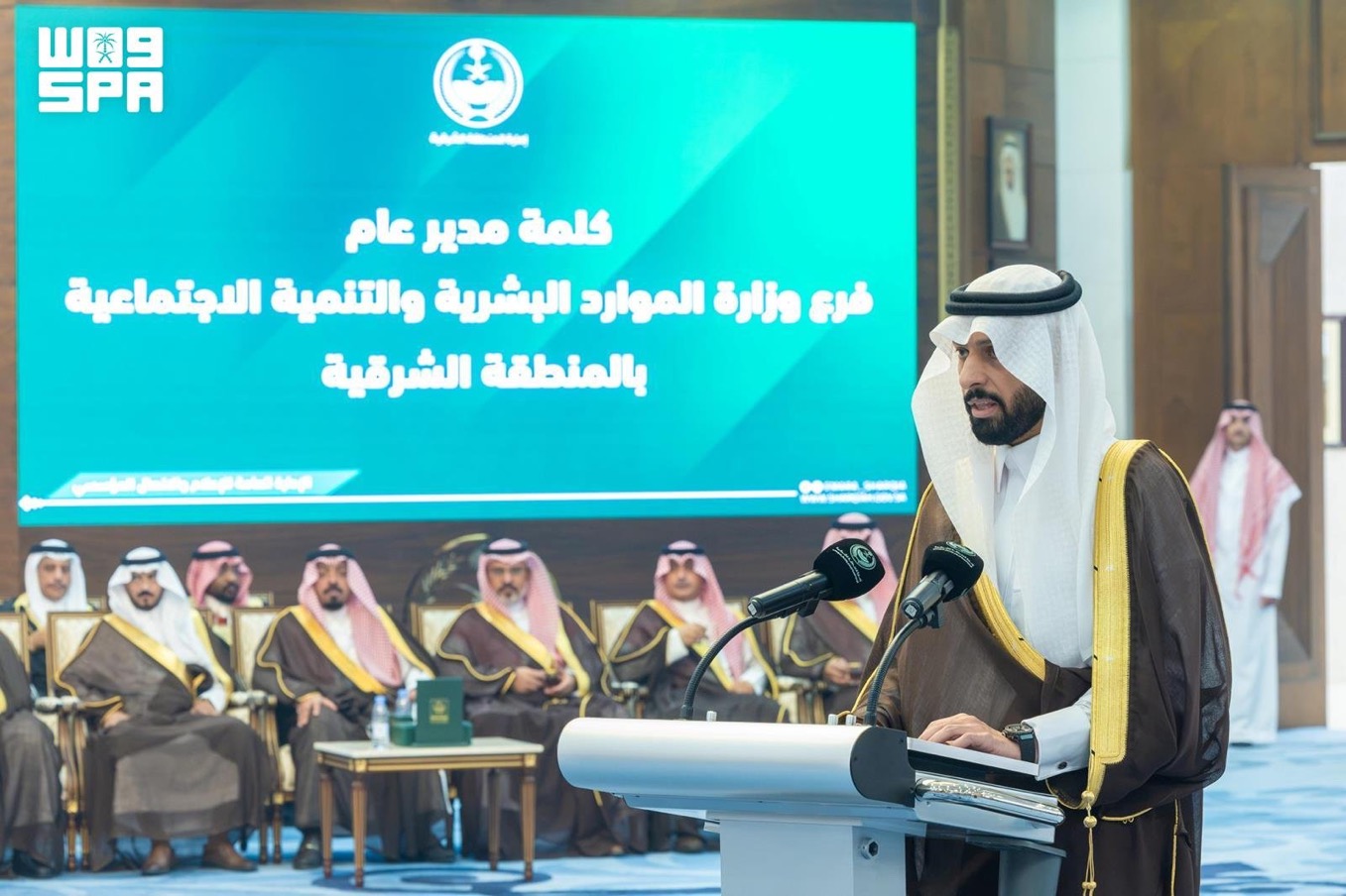 أمير الشرقية يستقبل منسوبي فرع وزارة الموارد البشرية والتنمية الاجتماعية بالمنطقة