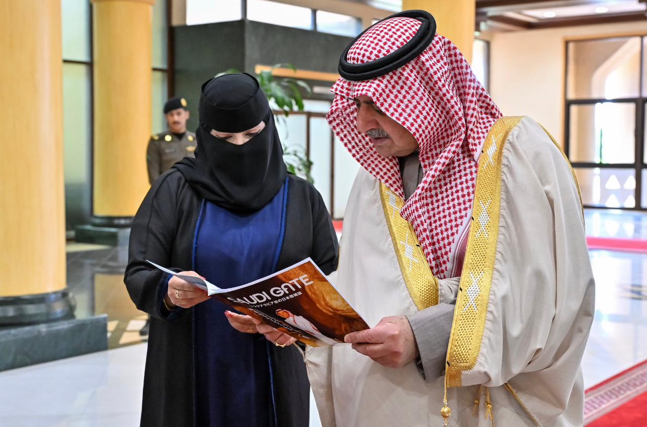 مشيداً سموه بدور المرأة السعودية .. أمير تبوك يستقبل الفنانة التشكيلية ثنوى القرعاني 