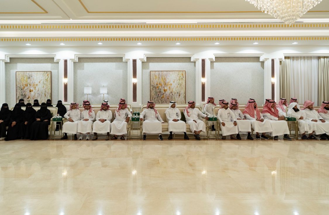 امير الجوف يستقبل المهنئين بالعيد من منسوبي الإمارة