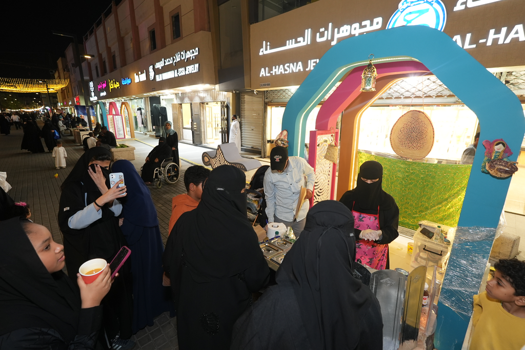 * مهرجان أيام سوق الحب 4 يشهد حضور أكثر من 25 ألف زائر في يومه الرابع.