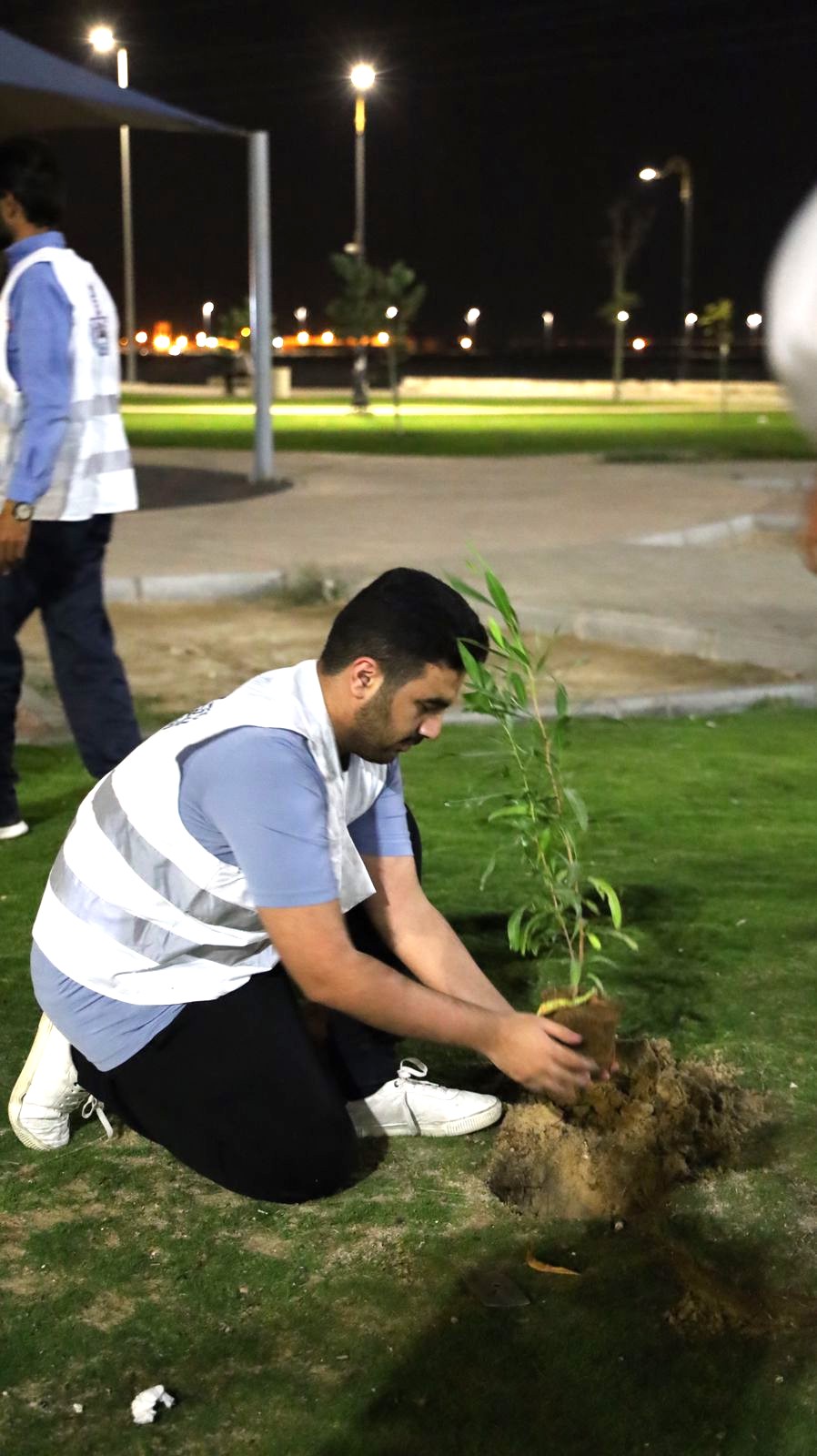 بلدية بقيق تزرع 200 شتلة من أشجار الكرفس في منتزه الروضة تزامنا مع مبادرة السعودية الخضراء*
