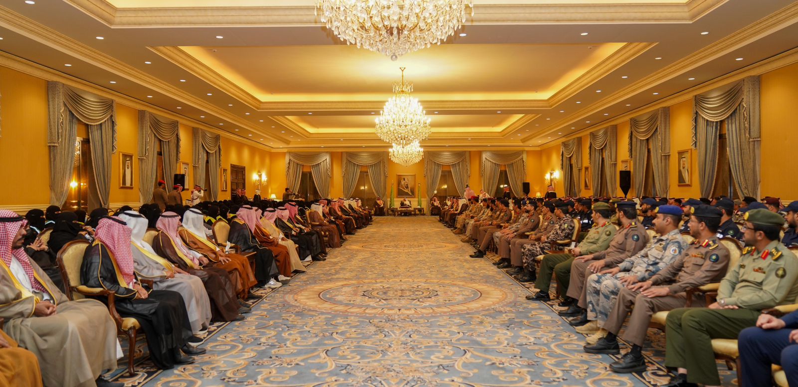 أمير تبوك يكرم العاملين بمنفذ حالة عمار بالحج 