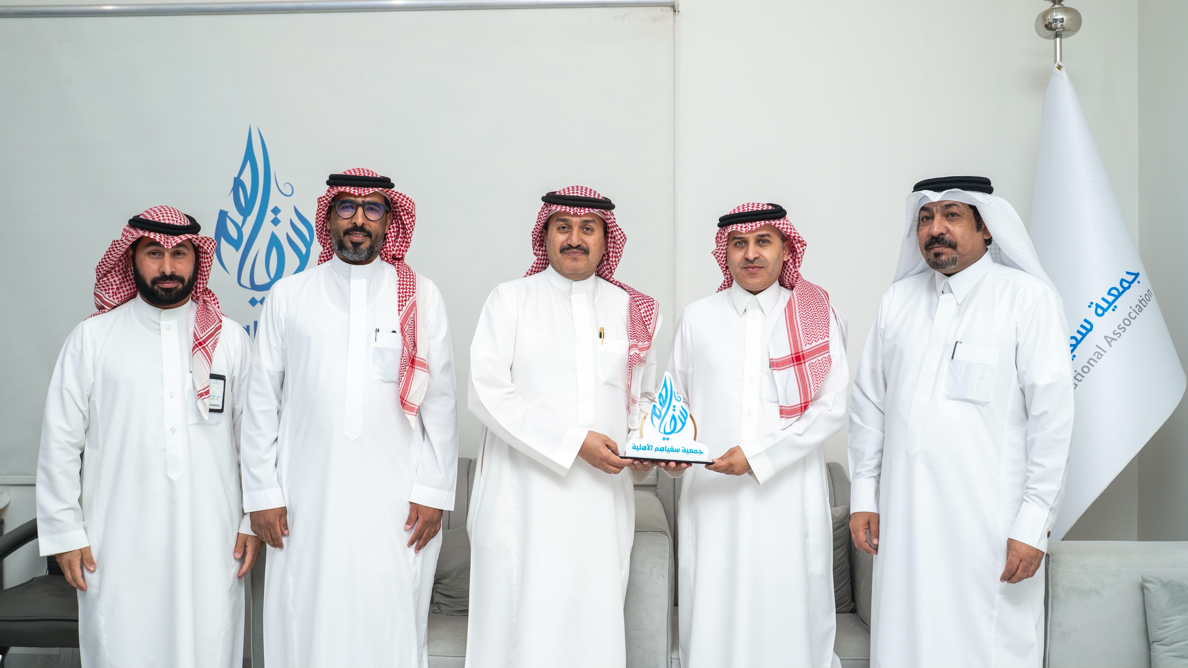 مدير عام فرع المركز الوطني لتنمية الغطاء النباتي ومكافحة التصحر بمحافظة حفر الباطن يزور جمعية سقياهم، وذلك في إطار تعزيز التعاون المشترك بين الجهات الحكومية والقطاع غير الربحي في المجالات البيئية والتطوعية