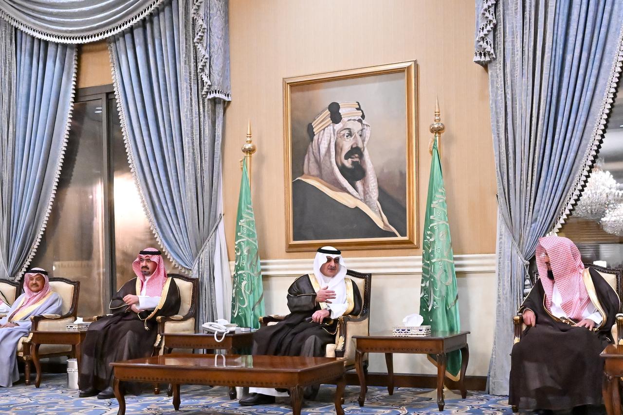 خلال استقباله المواطنين باللقاء الأسبوعي .. أمير تبوك المملكة أصبحت محط أنظار العالم بفضل رؤية  2030 