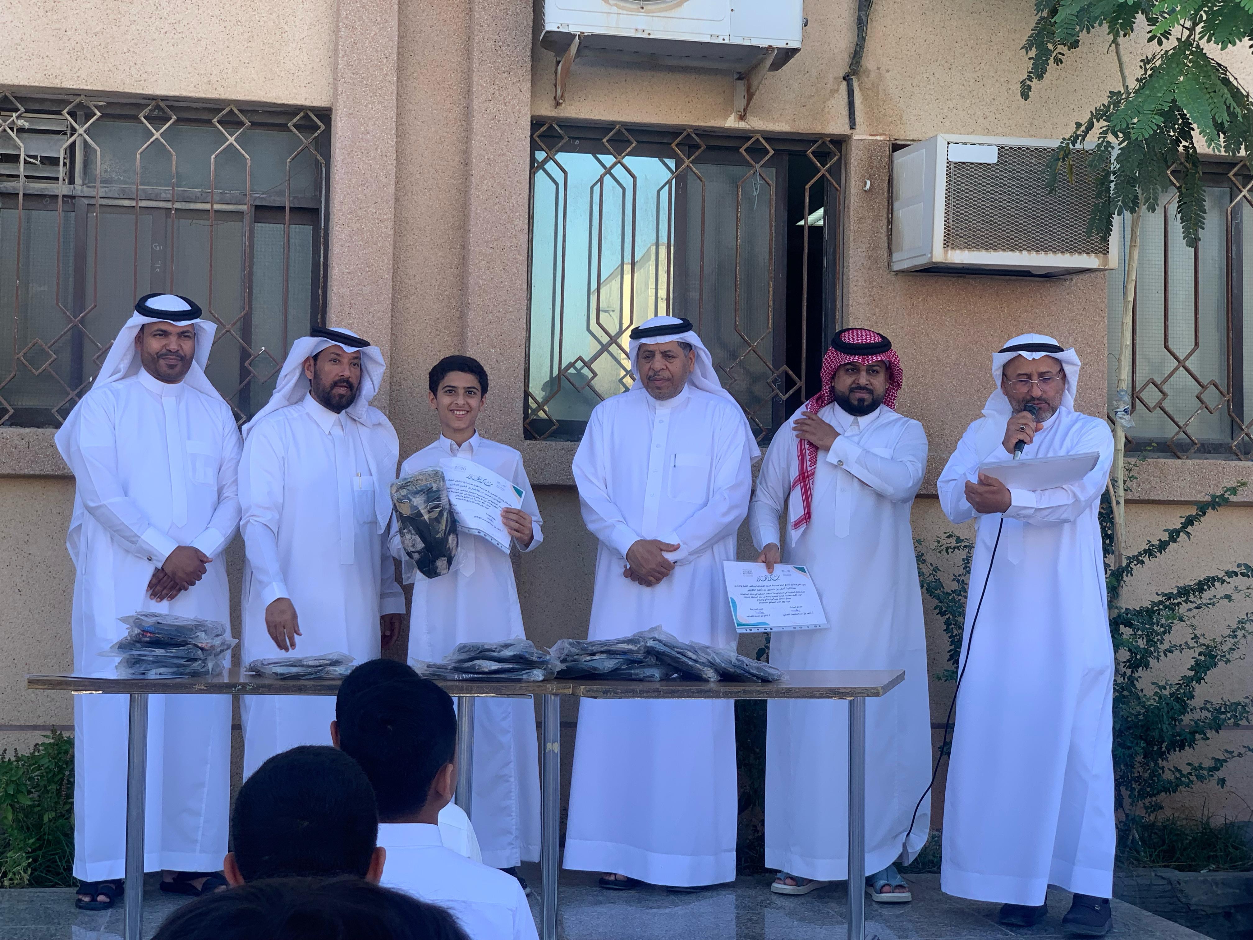 القارة الابتدائية بالأحساء تكرم 33 معلمًا صغير ًا