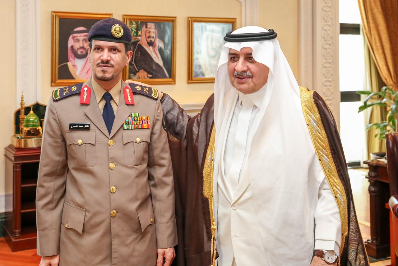 أمير تبوك يقلد مدير الدفاع المدني بالمنطقة رتبته الجديدة
