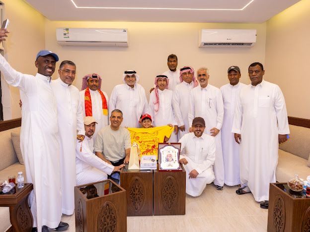 الجيل الذهبي لنادي القادسية يكرم الطفل محمد ال باشماخ