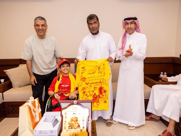 الجيل الذهبي لنادي القادسية يكرم الطفل محمد ال باشماخ