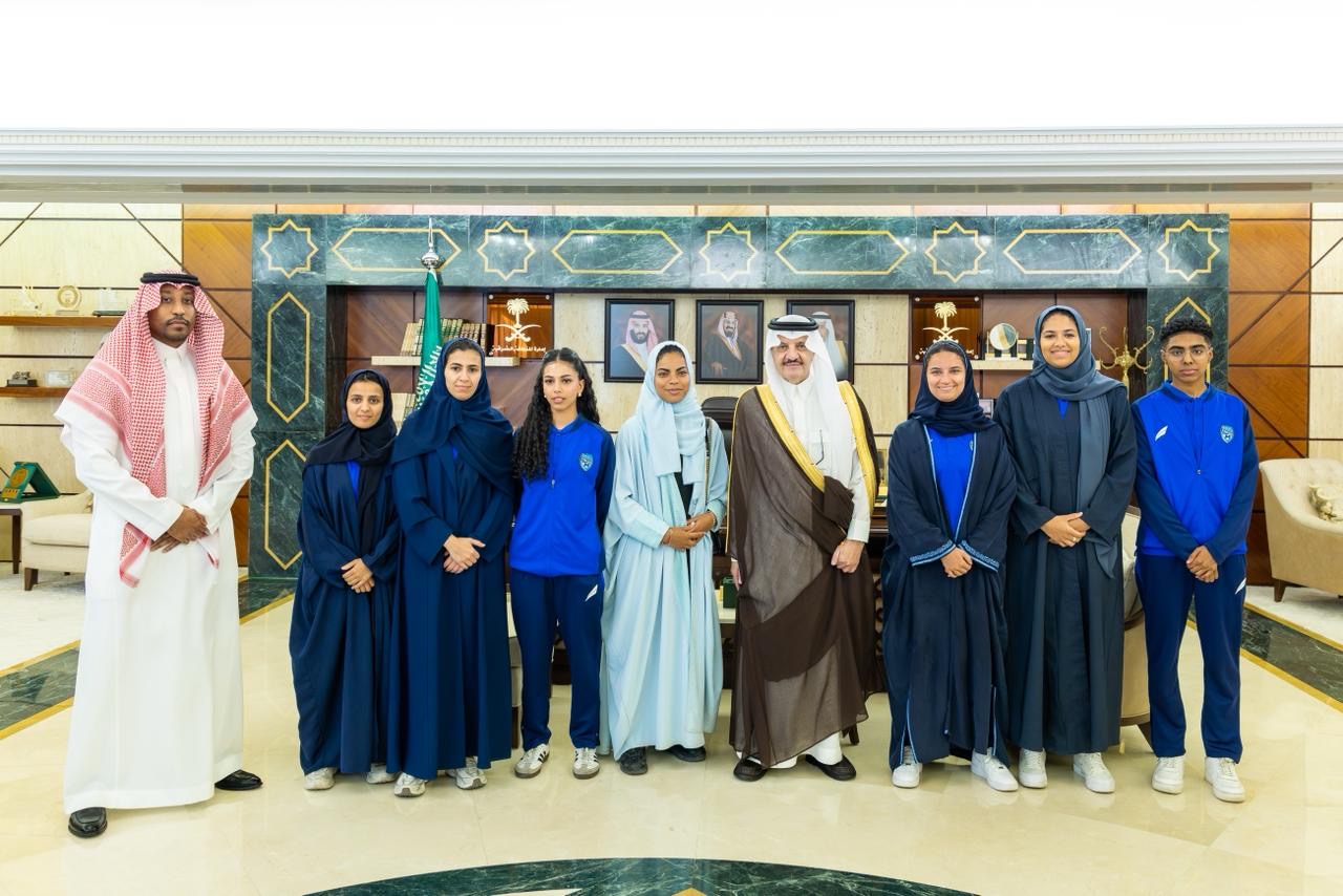 سمو أمير المنطقة الشرقية يستقبل مجلس إدارة نادي النهضة بمناسبة صعود فريق السيدات للدوري الممتاز