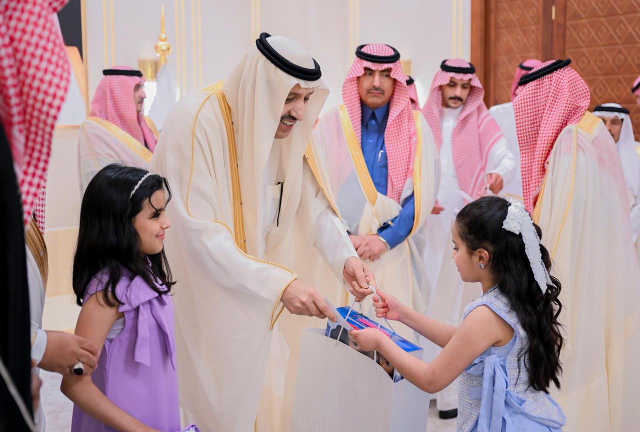 أمير الباحة يشارك أيتام المنطقة فرحة العيد ويرعى حفل أهالي المنطقة بمناسبة عيد الفطر المبارك