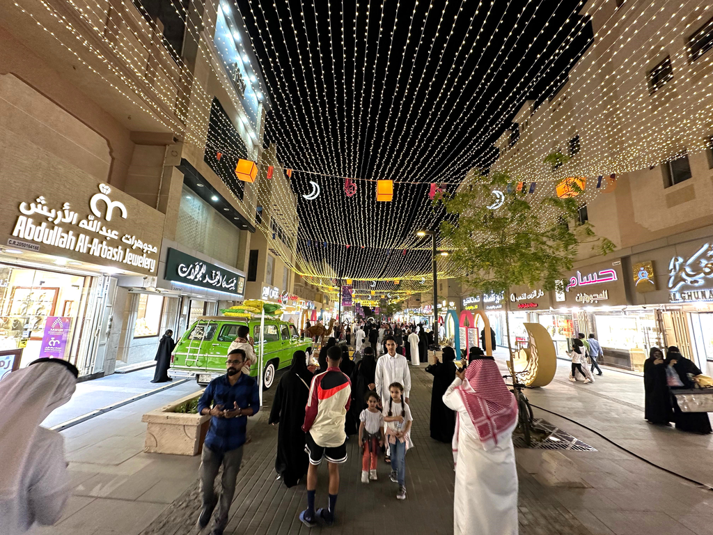 * فعاليات وأركان ترفيهية وشعبية في مهرجان أيام سوق الحب 4 بالدمام.