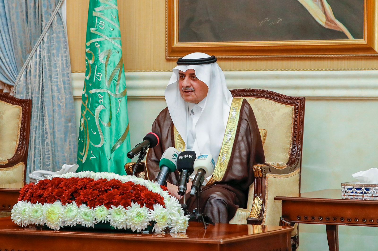 أمير تبوك يكرم العاملين بمنفذ حالة عمار بالحج 