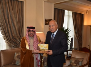 رئيس المنظمة العربية للسياحة يسلم مجسم بطاقة فيزا السائح العربي لمعالي *أمين* جامعة الدول العربية بالقاهرة. 