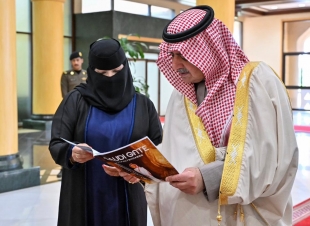 مشيداً سموه بدور المرأة السعودية .. أمير تبوك يستقبل الفنانة التشكيلية ثنوى القرعاني 
