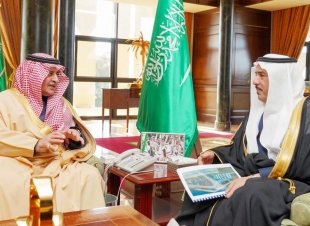 أمير تبوك يتسلم التقرير السنوي لإنجازات وأعمال فرع وزارة التجارة بالمنطقة