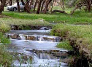 وادي ضرك.. لوحة طبيعية ساحرة تجذب الزوار في محافظة المندق