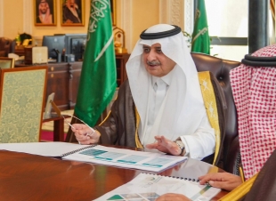 أمير تبوك يطلع على نسب الإنجاز في المشاريع التي تنفذها أمانة المنطقة