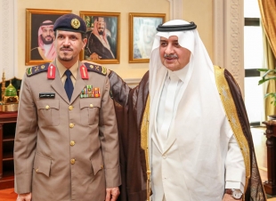 أمير تبوك يقلد مدير الدفاع المدني بالمنطقة رتبته الجديدة