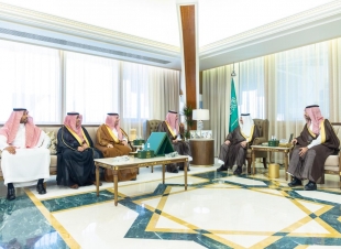سمو أمير المنطقة الشرقية يستقبل مجلس إدارة نادي النهضة بمناسبة صعود فريق السيدات للدوري الممتاز